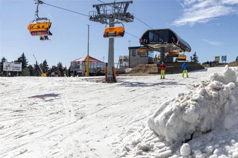 Wintersaison auf dem Keilberg endet – Ein Skigebiet im Erzgebirge hält durch - Am Dienstag waren auf dem Keilberg bei Sonnenschein noch Skifahrer und Snowboarder unterwegs.
