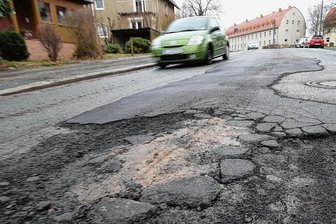 Winterschäden auf Chemnitzer Straßen: Schlaglöcher sollen bis Mai geflickt sein - Alle Jahre wieder zeigen sich auf den Chemnitzer Straßen gefährliche Hinterlassenschaften des Winters. Bis Mai will die Stadt die Schäden weitgehend beseitigt haben.