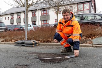 Winterschäden: Warum Thum an seinen Straßen nur das Nötigste ausbessern kann - Thums Bauhofleiter Kai Morgenstern zeigt am Kirchsteig in der Nähe der Grundschule einen Straßenbereich mit Winterschäden.