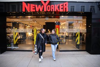 Winterschlussverkauf in Zwickau: Drei Tipps, wie man sich vor falschen Schnäppchen schützen kann - Winterschlussverkauf in Zwickau: Ines Gruner und ihre Tochter Lilly waren am Mittwoch überrascht, dass es schon Rabatte auf Winterkleidung gibt.