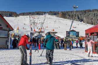 Winterspaß am Fichtelberg: Von Pistenbully-Show bis Feuerwerk - Auf dem Areal unterhalb des Hauptskihangs gibt es am Sonnabend ein unterhaltsames Programm für Jung und Alt.