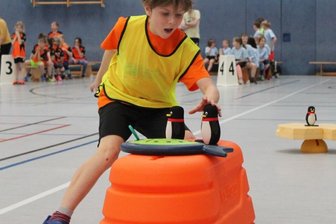 Winterspiele in der Halle - Mit Feingefühl: Anton Brückner musste als Schlussläufer besonders aufpassen, dass die Pinguine nicht von ihrer Plattform fallen. Der Viertklässler gewann mit der Theodor-Körner-Grundschule die 1. Vorrunde. 