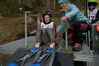 Wintersport als Herzenssache - Jason Burke bekam beim Miniskifliegen in Johanngeorgenstadt mentale und praktische Unterstützung von Mutti Josephine Burke.