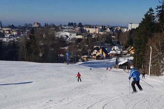 Wintersport: Das geht in den Skigebieten - Traumwetter zum Saisonstart: der Lift am Schießhausberg in Schöneck. 