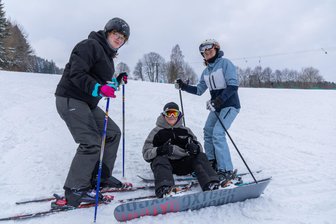 Wintersport im Erzgebirge: Vor letztem Ferienwochenende in Sachsen sieht es gut aus - Lena aus Ehrenfriedersdorf sowie Felix und Leonie aus Mildenau (v. l.) waren am Donnerstag in Königswalde auf der Piste.