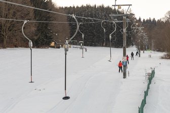 Wintersport im Erzgebirge: Weitere Skilifte öffnen - Ab dem heutigen Mittwoch dreht sich auch der Skilift in Königswalde. Am Samstag ist eine große Après-Ski-Party geplant.