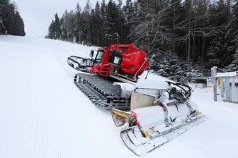 Wintersport im Oberen Vogtland: Das geht an diesem Wochenende - Es ist angerichtet: Die Pisten am Erlbacher Kegelberg warten auf Skifahrer.