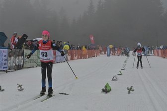 Wintersport: Landesjugendspiele sorgen für zwei „heiße“ Tage im Winter - In den Langlauf-Wettbewerben der Landesjugendspiele, die im Klingenthaler Ortsteil Mühlleithen ausgetragen wurden, gab auch Lea Schmieder vom ATSV Gebirge/Gelobtland (links) alles.