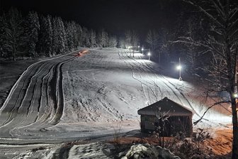 Wintersport: Lifte an der Klingenthaler Jägerstraße und in Erlbach öffnen - Der Lift an der Klingenthaler Jägerstraße: Der Hang wurde präpariert. Auch Flutlicht gibt es.
