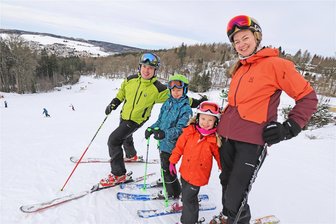 Wintersport pur: Letzte Chance in Augustusburg, Falkenau, Holzhau oder Sayda - Die Familie Pesek aus Chemnitz nutzte wie viele andere auch den letzten optimalen Tag, um noch einmal in Augustusburg den Hang hinunter zu fahren.