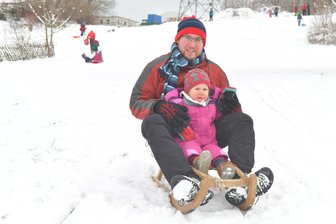 Wintersport und Rodeln rund um Freiberg und Flöha: Skilift in Holzhau in Betrieb - Noch etwas skeptisch: Die zweijährige Sonja saß mit ihrem Vater Konrad Bickel im Münzbachtal auf dem Schlitten.