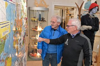 Wintersportbegeisterte aus dem Erzgebirge reisen zum 100. Wasalauf - Treffen in der Skitruhe Schönheide: Wolfgang Ternick (r.) im Gespräch mit Skilangläufer Bernd Aschenborn aus Zwickau.