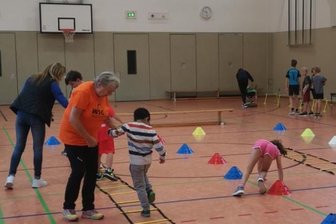 Wintersportclub startet Aktion "Arzgebirg, wie bist du Ski!" - Vereinswerbung einmal anders: Ehrenamtliche des WSC Oberwiesenthal helfen Kindern im Bildungszentrum Adam Ries, ihr Talent für Wintersportarten zu testen. Demnächst, wenn nicht wieder ein Stopp gesetzt wird, soll am 22.November die Schule "An der Riesenburg" dran sein, danach Bildungseinrichtungen in Neudorf, Schwarzenberg und Breitenbrunn.