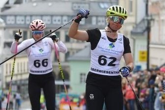 Wintersportler beweisen ihre Schnelligkeit auf Asphalt - Anna-Maria Dietze (rechts) durfte in Annaberg jubeln.