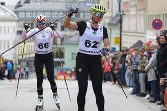 Wintersportler sorgen für Aufsehen - Auch auf Rollen sind die Straßen der Bergstadt eine steile Herausforderung: Anna-Maria Dietze (r.) war die schnellste "Citysprinterin".
