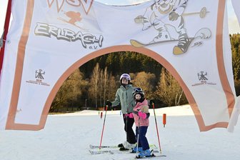 Wintersportler trotzen dem Frühling im Vogtland - Winterspaß auf dem Kegelberg hatten auch Melina Hammig und ihre große Schwester Nele.
