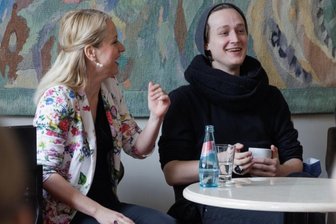 Winterstein-Theater: Romantischer Stoff sorgt für Heiterkeit - Hatten schon bei der Vorstellung des Stückes "Liebesbrief nach Ladenschluss" beim traditionellen Premierenschaufenster sichtlich Spaß: die beiden Hauptakteure Madelaine Vogt und Nick Körber.