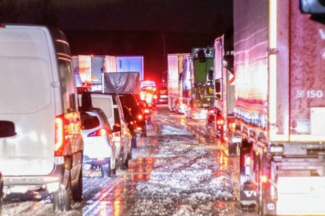 Wintersturm macht den Autofahrern Ärger - Ein Wintergewitter sowie ein Mix aus Schnee, Regen, Sturm und Glätte sorgten für Behinderungen auf der Autobahn 72 zwischen Stollberg und Chemnitz. Fehlende Rettungsgassen waren ein Problem.
