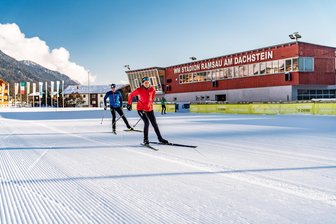 Wintertipp Österreich: Fünf Gründe, warum Langlaufen so beliebt ist - Beste Langlaufbedingungen im Skistadion von Ramsau - dem Ausgangspunkt für alle weiteren Loipen.