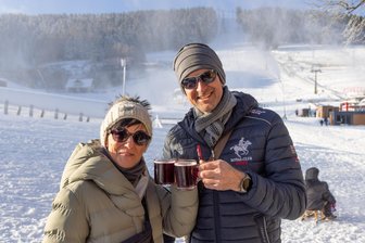 Wintertraum im Erzgebirge: Erste Skigebiete öffnen zum Wochenbeginn - Ein Wintertraum: Anja Zschirpe aus Gera und Marko Günnl aus Lichtentanne nutzen am Wochenende das schöne Wetter für einen Kurztrip nach Oberwiesenthal – wie viele andere auch.