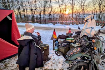 Wintertreffen Augustusburg: Dieser Biker bezog als erster sein „Wohnzimmer“ an der Schlossmauer - Kurz nach dem Aufbau seines Zeltes genoss Ivo Winkler am Fuße der Augustusburg den Sonnenuntergang.