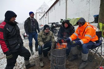 Wintertreffen Augustusburg: Wo bei Dauerfrost kein Biker friert - Ein Lagerfeuer am Fuß von Schloss Augustusburg: Mehr braucht die Bikergruppe um Max Reißmann (Mitte) aus Altenburg nicht, um sich beim Wintertreffen wohl zu fühlen.