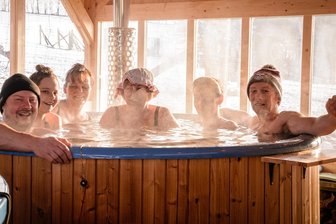 Winterurlaub in Neuhausen und Sayda: Ohne Schnee, aber nicht ohne Spaß - Winterferien im Erzgebirge auch bei Schneemangel: Stammgäste im Neuhausener Ferienhotel „Goldhübel“ nutzen gern den Badezuber des Hotels - und das auch im Winter.