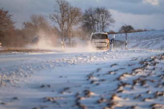 Winterwetter auf vogtländischen Straßen: Zwei Schwerverletzte bei Unfall - Schneeverwehungen zwischen Kürbitz und Weischlitz behinderten den Verkehr.