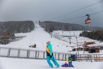 Winterwetter im Erzgebirge: Fichtelberg und Co. werfen Schneekanonen an - Oscar wollte den ersten richtigen Schnee genießen, also ging es nach Oberwiesenthal.