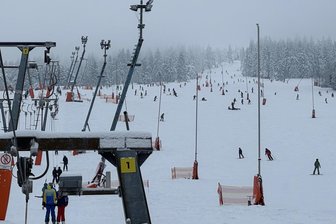 Winterwetter lockt Tausende Skifahrer auf Fichtelberg und Keilberg – Andrang auch in Skiarena Eibenstock - Seit Freitag haben auch die beiden Schlepplifte am Haupthang in Oberwiesenthal geöffnet. Ungewohntes Bild: An den Einstiegen bildeten sich am Samstag keine Schlangen.