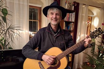 Winterzauber für die ganze Familie: „Sternenauge“ im Lehngericht Augustusburg - Ralph Böttrich ist mit seiner Gitarre als „dr Augustusburger“ unterwegs.