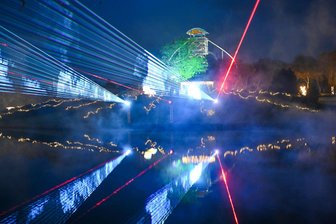 Winterzauber im Sonnenlandpark, Oper in Freiberg: Das hat das erste Wochenende 2025 in Mittelsachsen zu bieten - Im Sonnenlandpark erleuchten wieder Lichter und Figuren die dunkle Jahreszeit. Mit Laser, Musik und Lichtattraktion erleben Besucher dort den Winterzauber.