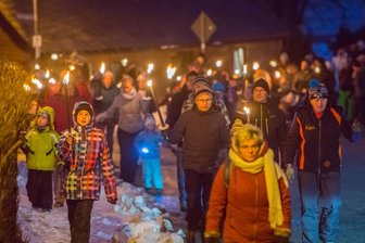 Winterzauber nun endlich auch wieder in Carlsfeld: Fackelwanderung am Freitag - Zahlreiche Teilnehmer lockten die Carlsfelder Fackelwanderungen im Jahr 2020 an.