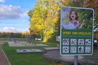 „Wir behalten es im Auge“: Leubsdorf warnt vor Gefahr durch Glasscherben auf Spielplätzen - Ein Schild am neuen Marbacher Spielplatz zeigt, was erlaubt ist und was nicht.