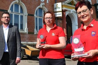 "Wir bekommen von den Kindern unglaublich viel zurück" - Holger Nerlich von der Sparkasse übergab Anett Schmieder (r.) und Sigrun Wehlend den Nachwuchspreis Ehrenamt. 