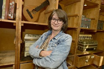 „Wir bewahren hier die Seele unserer Stadt“: Klingenthaler Museum feiert Jubiläum - Einst faszinierte sie die Vorläufer-Sammlung auf dem Amtsberg - heute leitet Xenia Brunner das Musik- und Wintersportmuseum.