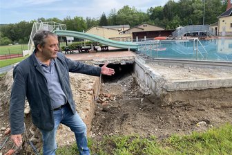 „Wir bitten um Verständnis“: Lengenfelder Freibad bleibt diese Saison geschlossen - Bauamtsleiter Dirk Brandt an dem bei Bauarbeiten entdeckten Tunnel – Grund für einen erheblichen Mehraufwand.