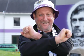„Wir brauchen auch mal wieder gestandene Spieler“ – Das sagen Fans von Erzgebirge Aue über die Spielzeit - Bert Uhlmann aus Meinersdorf freut sich über den Klassenerhalt:
