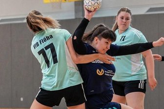 "Wir brauchen einfach noch Zeit" - Schwieriges Unterfangen: Jule Jopke (M.) musste viel einstecken, um Lücken in der kompakten Abwehrreihe der Flöhaerinnen zu nutzen. Die Penigerin gehörte mit vier Toren zu den besten Werferinnen beim TSV.