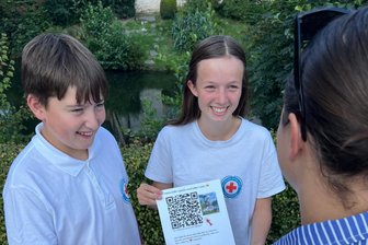 „Wir brauchen euch“: Wie eine Wasserwacht im Vogtland zu dem Kompliment von Franzi van Almsick kommt - Luis Leidhold und Maja Matousek sammeln Likes für das Video der Wasserwacht Rebesgrün. Die Kinder standen vor Schulen, in der Stadt, vor McDonald’s.