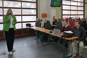 „Wir brauchen keinen Palast der Republik“: Was die Cainsdorfer von der Oberbürgermeisterin wissen wollten - Oberbürgermeisterin Constance Arndt (BfZ) beantwortete in Cainsdorf die Fragen der Einwohner.
