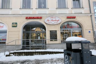 „Wir danken für 25 Jahre Treue“: Fleischerei und Imbiss Rauprich in Zwickau geschlossen - Nicht nur draußen vor der Fleischerei Rauprich in Zwickau ist es kalt. Warmen Mittagstisch bekommt drinnen künftig niemand mehr.