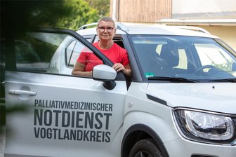 „Wir erleichtern Nancy das Sterben“: Wie der Palliativ-Notdienst aus dem Vogtland Totkranke zu Hause begleitet - Ärztin Manuela Koffent vom Brückenteam Vogtland, das derzeit mehr als 100 Palliativpatienten in der Region versorgt.