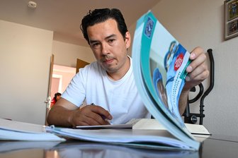 „Wir feiern, dass Maduro weg ist“: Was ein Exil-Arzt aus Venezuela nach dem Sturz durch die USA dennoch befürchtet - Otman Quintero (36) beim Lernen für die Fachsprachenprüfung. Er möchte in Mittelsachsen, wo er mit seiner Familie eine neue Heimat gefunden hat, Hausarzt werden.