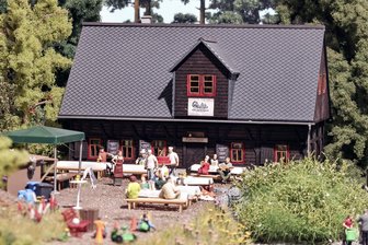 „Wir fühlen uns geehrt“: Bekanntes Gasthaus im Erzgebirge gibt es jetzt im Miniaturformat - Die Köhlerhütte Fürstenbrunn von der Schönheider Modellbaufirma im Miniaturformat.