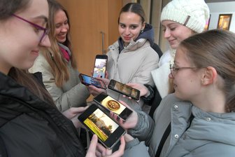 „Wir fühlen uns hier sicher“: Ukrainische Studentinnen aus Dnipro bei „Winterschool“ an der TU Freiberg - Für ihre Video- und Podcastprojekte in einem Erasmus-Projekt erkunden die Studentinnen aus Dnipro den Campus der TU Bergakademie Freiberg. Ihre Smartphones nutzen sie auch für Videos.