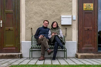 Wir gehen rein: Schöner wohnen in einem Umspannwerk im Vogtland - Griseldis und Stefan Gubelt vor ihrem Haus. Sie bauten das ehemalige Umspannwerk in Rautenkranz zum Wohnhaus um.