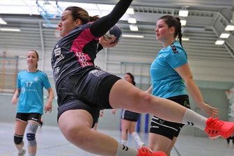"Wir haben alles gegeben" - Nur fliegen ist schöner: Auch Julia Ehrentraut vom HC Glauchau/Meerane ging im Pokalduell gegen den MSV Dresden mit vollem Einsatz zu Werke. Fürs Weiterkommen reichte es aber nicht ganz.