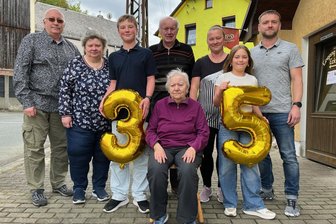 „Wir haben alles überlebt“: Wie eine Wirtsfamilie im Vogtland den letzten Gasthof im Dorf am Laufen hält - Vier Generationen, von links: Jens (60), Andrea (56), Finley (13), Roland (81), Hannelore (80), Janine (37), Emely (9), Patrick (41).