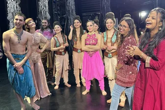 „Wir haben die Vibes gespürt“: Wie zwei Inderinnen ihr Nationalepos „Ramayana“ in Zwickau erleben - Aishwarya Venkatesan Balaji (r.) und Shubha Mahesh im Backstage-Gespräch mit den Tänzern.